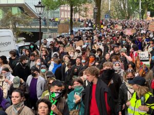 AMSTERDAM (AA) – Hollanda'daki üniversitelerde Filistinlilerle dayanışma amacıyla toplanan göstericiler,