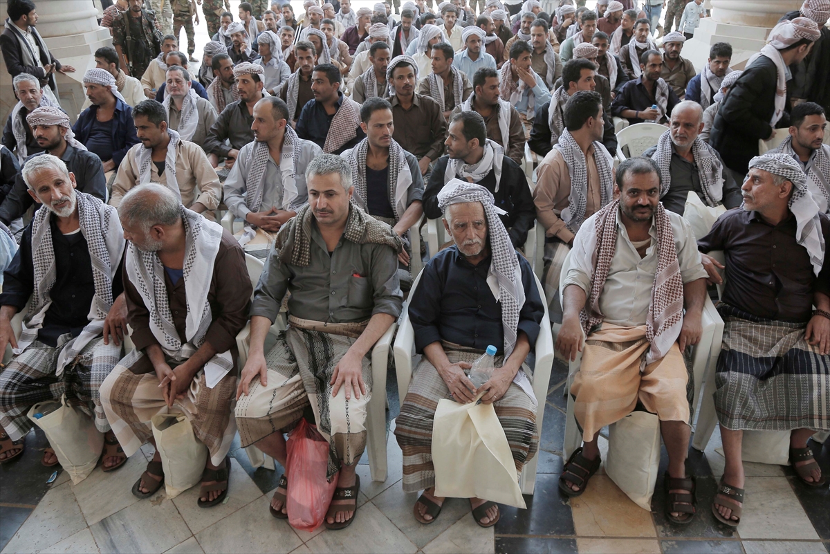 Husiler, hükümet güçlerinden esir aldıkları 113 kişiyi serbest bıraktı
