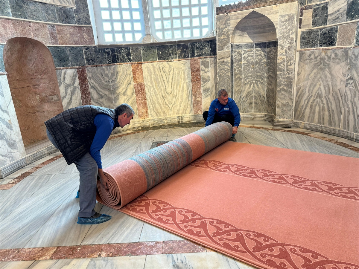 İbadete açılan Kariye Camii'nin halısı Demirci'de dokundu