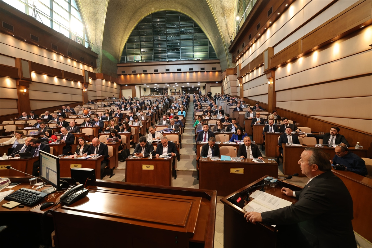 İBB Meclisi'nde özel halk otobüslerinin 3 ay gecikmeli aldığı hak edişleri tartışıldı