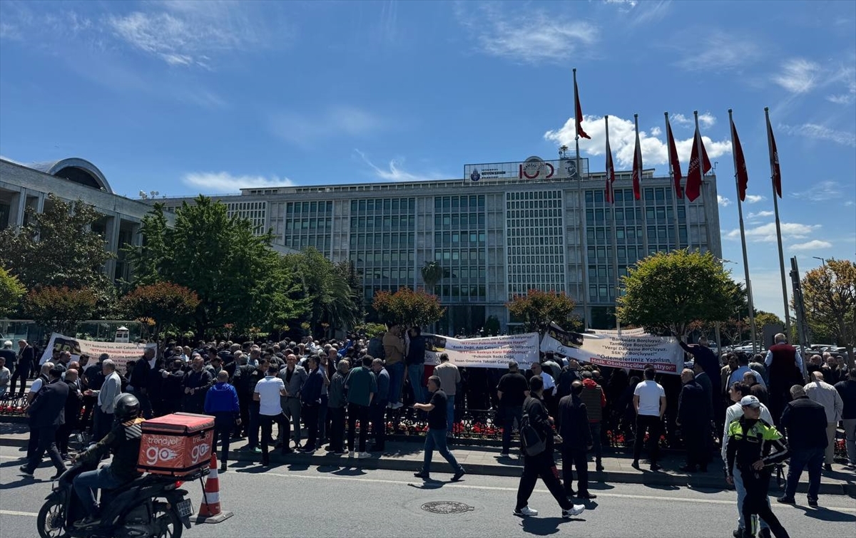 İETT'ye bağlı özel halk otobüsü sahiplerinden İBB binası önünde protesto gösterisi