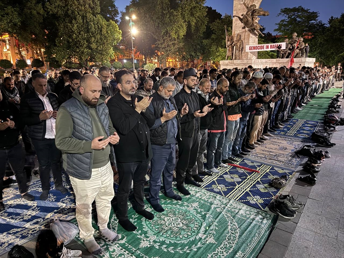 İHH Gençlik üyeleri Saraçhane Parkı’nda namaz kılıp Filistin halkı için dua etti