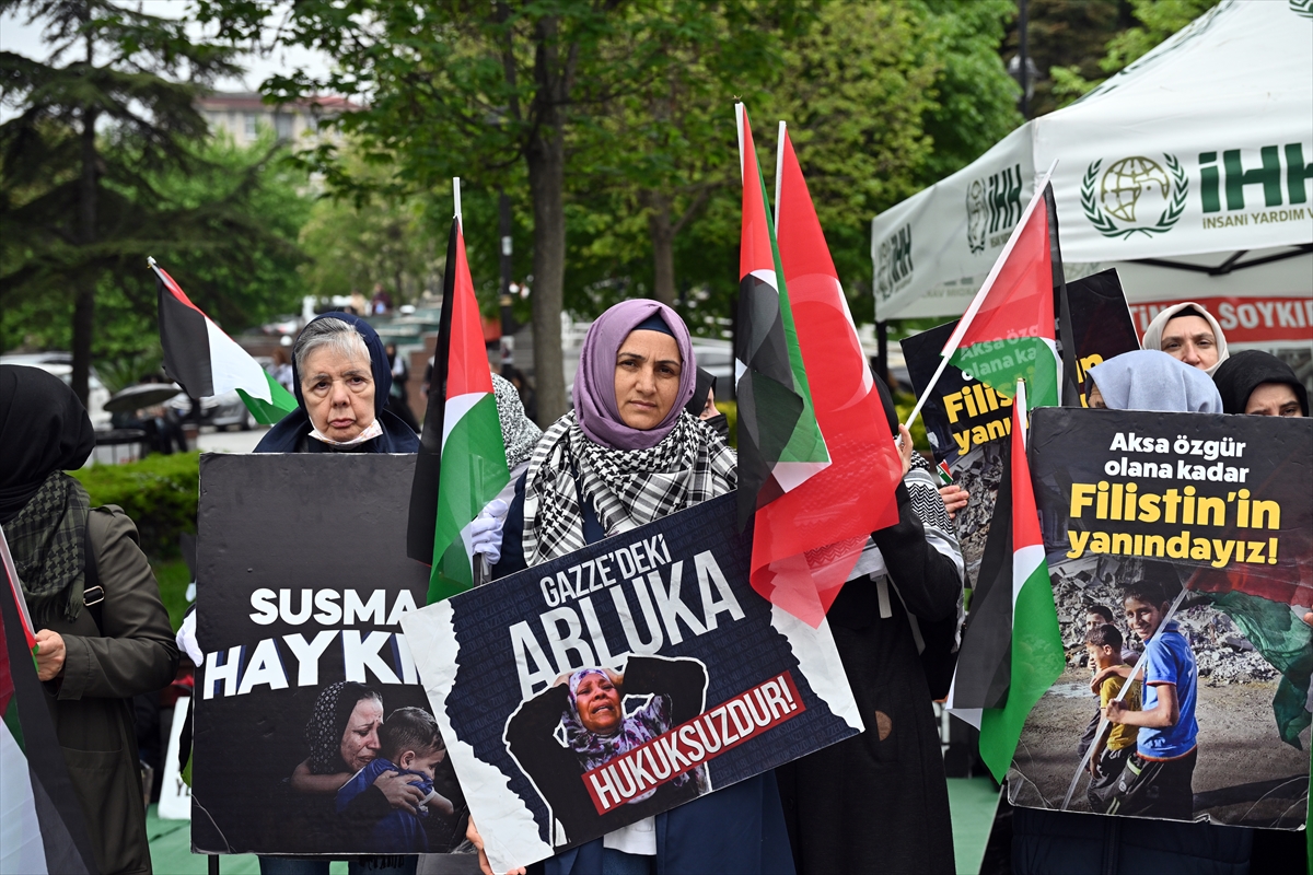 İHH'nin, Filistin için Sultanahmet Meydanı'nda başlattığı oturma eylemi 9. gününde sürüyor