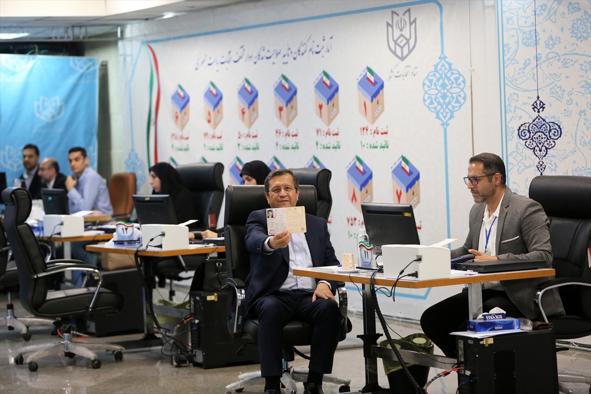 İran'da cumhurbaşkanı seçimi için eski Merkez Bankası Başkanı Himmeti adaylık başvurusu yaptı
