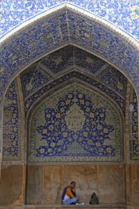 - İkonik mavi çini ve mozaikleri, göz alıcı işlemeleri ve