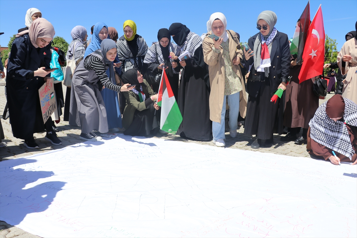 Isparta'da üniversite öğrencileri İsrail'in Gazze'ye saldırılarını protesto ediyor