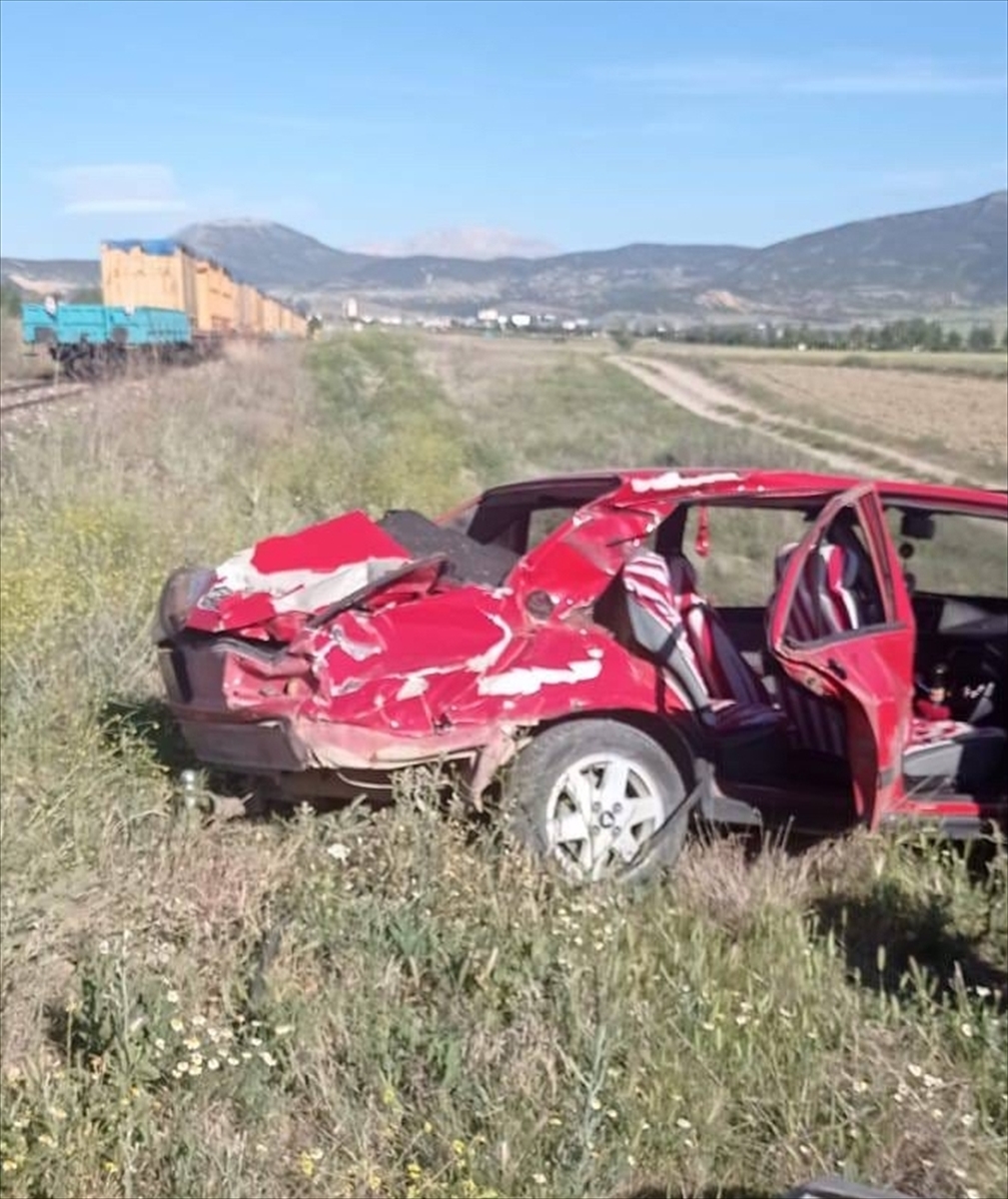Isparta'da yük treninin çarptığı otomobildeki 3 kişi yaralandı