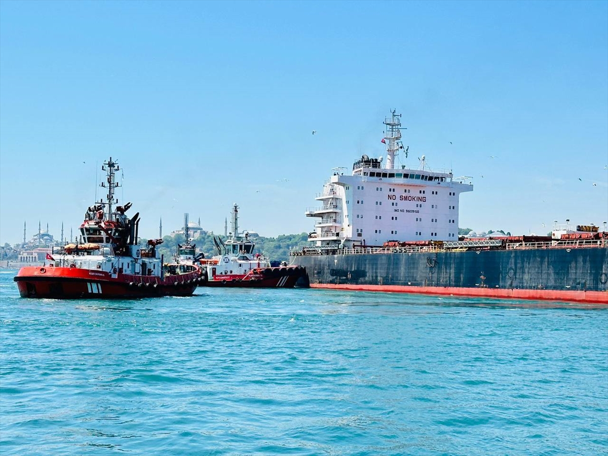 GÜNCELLEME 2 – İstanbul Boğazı'nda karaya oturan yük gemisi kurtarıldı