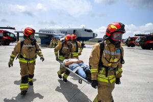- Senaryo gereği iniş esnasında kırıma uğrayan yolcu uçağına yangın