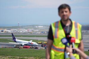 İSTANBUL (AA) – İstanbul Havalimanı'nda arızalanan kargo uçağı gövde üzerine