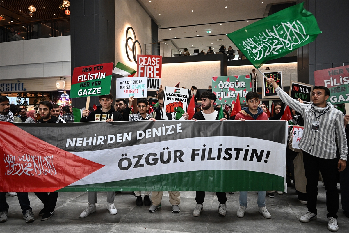 İstanbul Medipol Üniversitesi öğrencileri ABD'deki Filistin eylemlerine destek verdi
