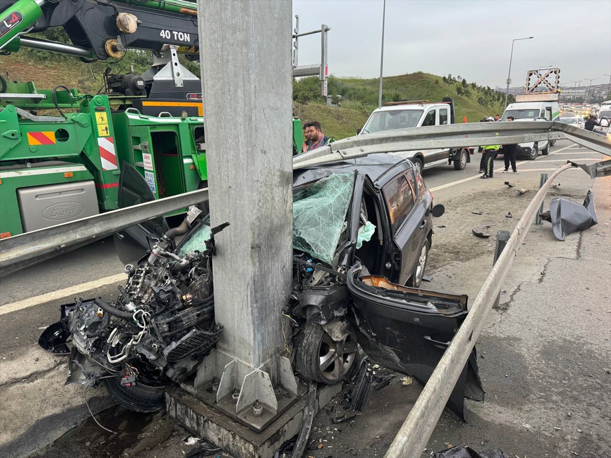İstanbul'da yön tabelasının direğine çarpan otomobilin sürücüsü hayatını kaybetti