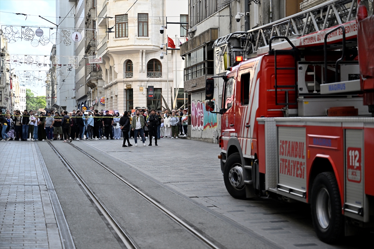 Taksim'de giyim mağazasının çatı katında çıkan yangın söndürüldü