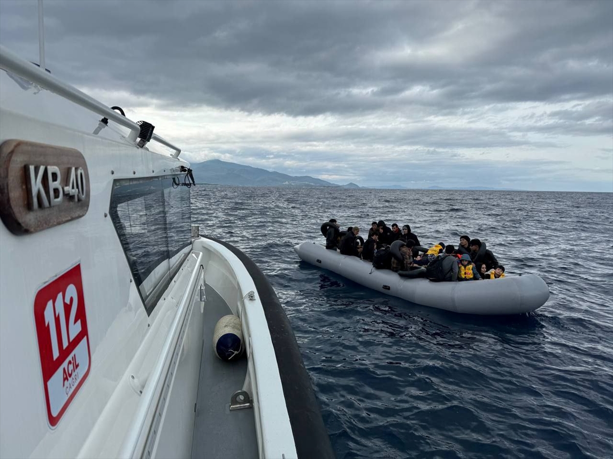 İzmir açıklarında 47 düzensiz göçmen kurtarıldı