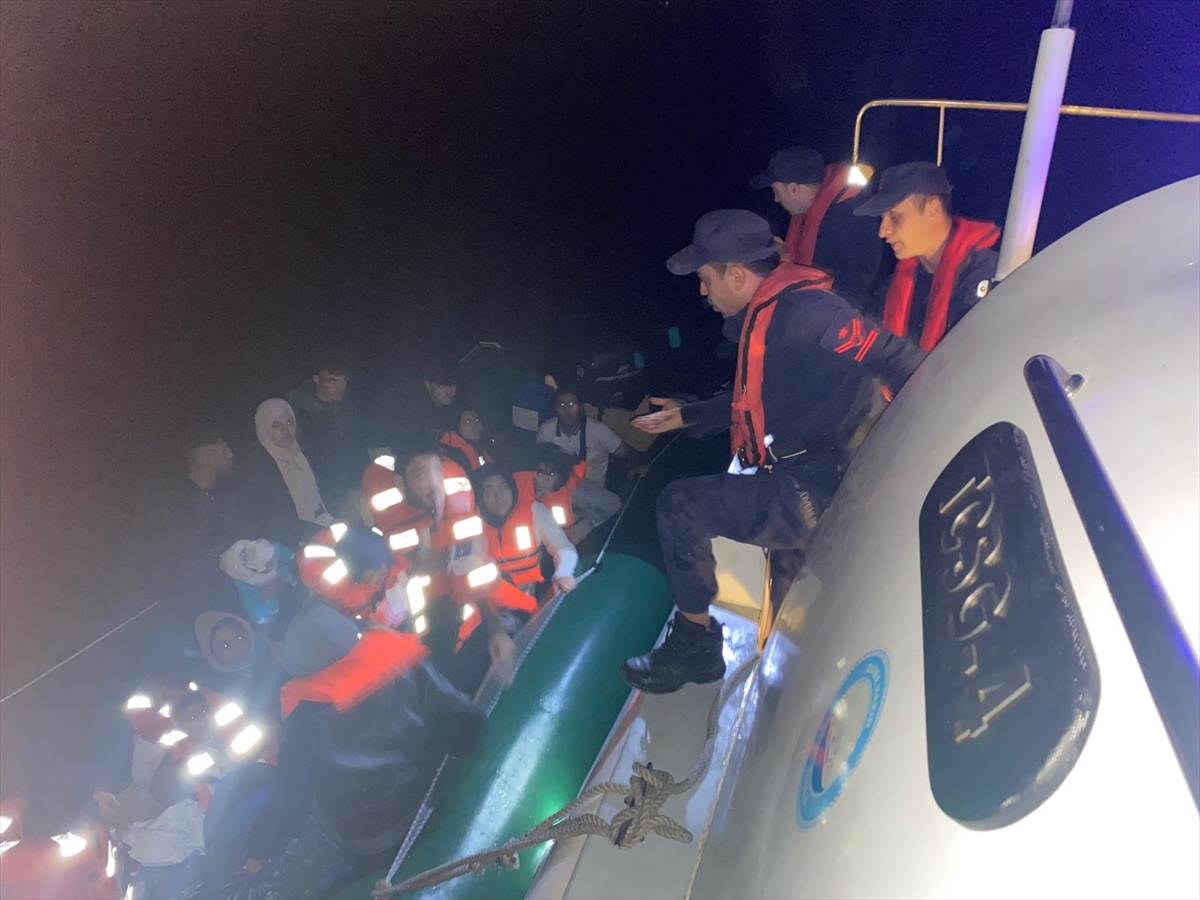 İzmir açıklarında 89 düzensiz göçmen yakalandı, 52 düzensiz göçmen kurtarıldı