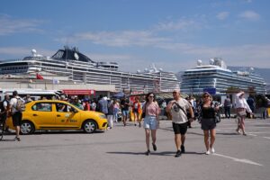 İZMİR (AA) – İzmir Limanı'na, MSC Cruises ve MSC Divina