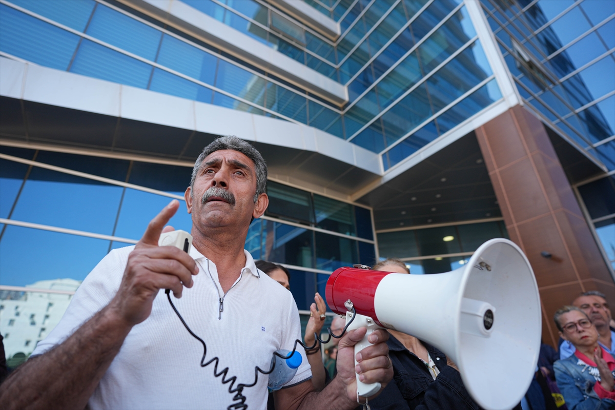 İzmir'de belediye çalışanları maaşlarını tam almadıkları gerekçesiyle eylem yaptı