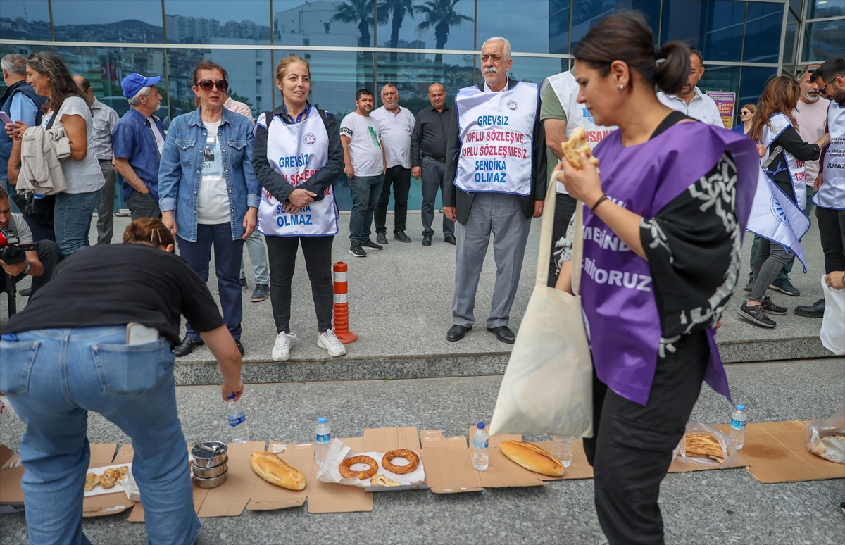 İzmir'de bir grup belediye çalışanı, ücretlerini alamadıkları gerekçesiyle eylem yaptı