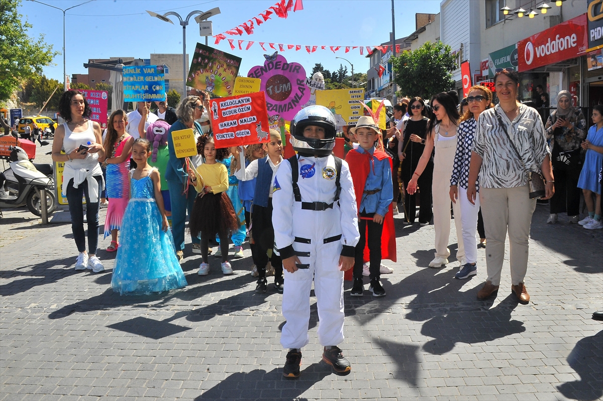 İzmir'de Kitap Takas Şenliği'ne katılan öğrenciler kortej yürüyüşü yaptı