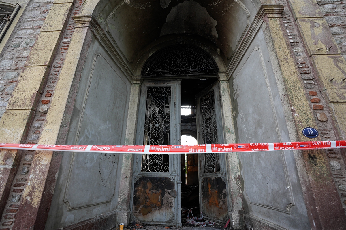 GÜNCELLEME – İzmir'de tarihi binada çıkan yangın kontrol altına alındı