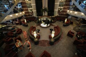 İZMİR (AA) – İzmir Limanı'na yanaşan MSC Divina kruvaziyer gemisi,