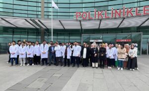 İSTANBUL (AA) – Kadıköy'de sağlık çalışanları ve tıp fakültesi öğrencileri,