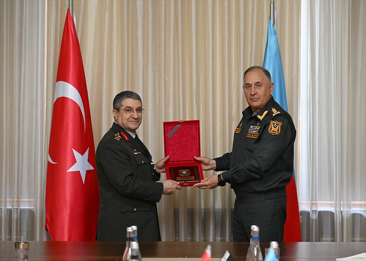 Kara Kuvvetleri Komutanı Orgeneral Bayraktaroğlu, Azerbaycan Savunma Bakanı Hasanov'la görüştü