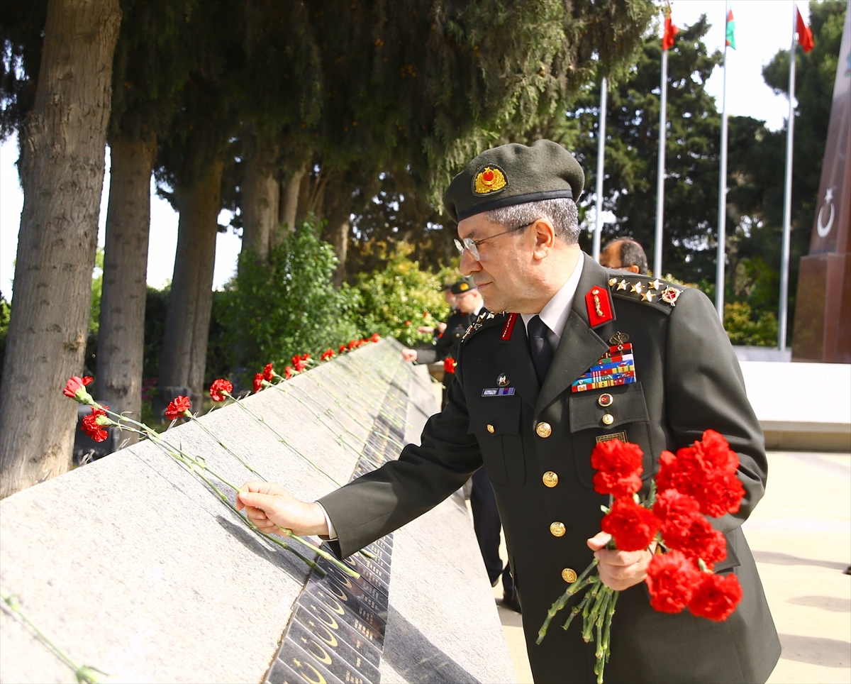 Kara Kuvvetleri Komutanı Orgeneral Bayraktaroğlu, Bakü'de şehitlikleri ziyaret etti