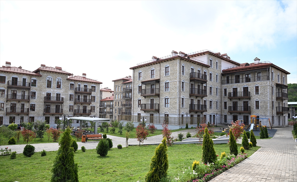 Karabağ'ın sembol şehri Şuşa'ya Azerbaycanlı aileler yerleşmeye başladı