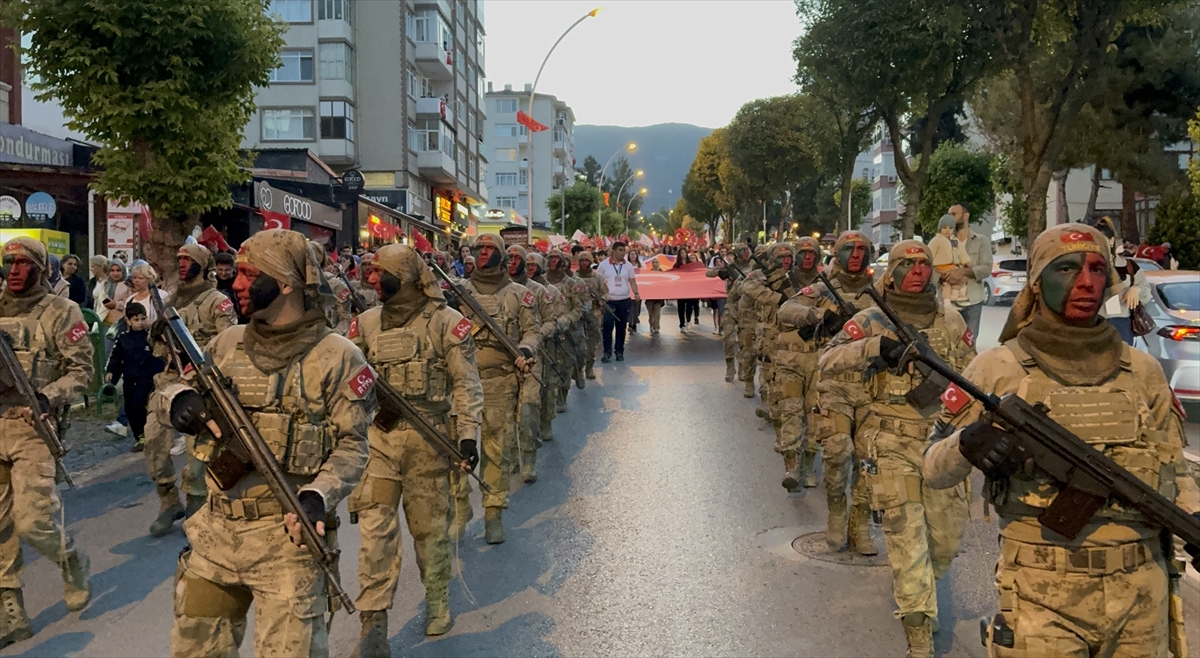 Karabük ve Düzce'de fener alayı düzenlendi