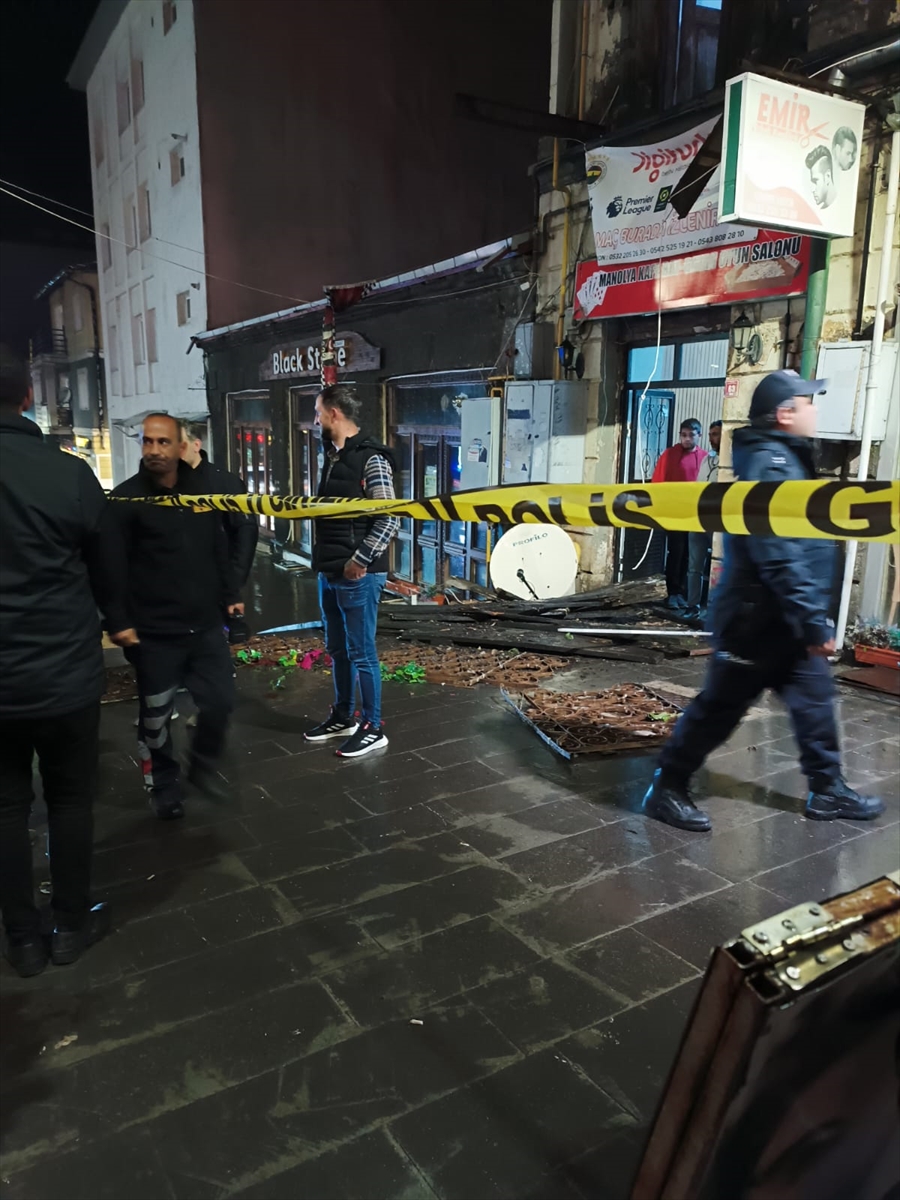 Kars'ta Galatasaray'ın şampiyonluğunu kutlayan 3 taraftar balkonun çökmesiyle yaralandı