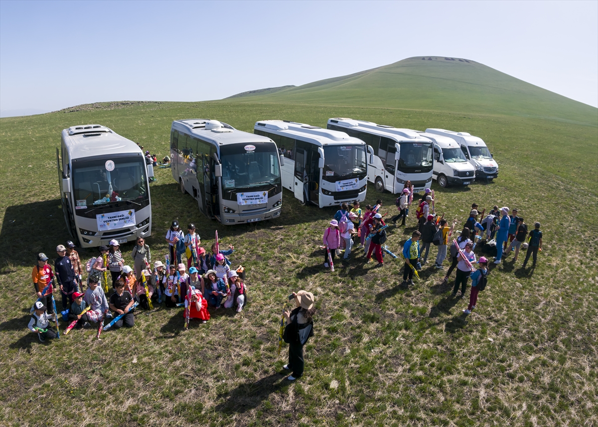 Kars'ta minik öğrenciler harçlıklarıyla aldıkları uçurtmalarla gökyüzünü süsledi