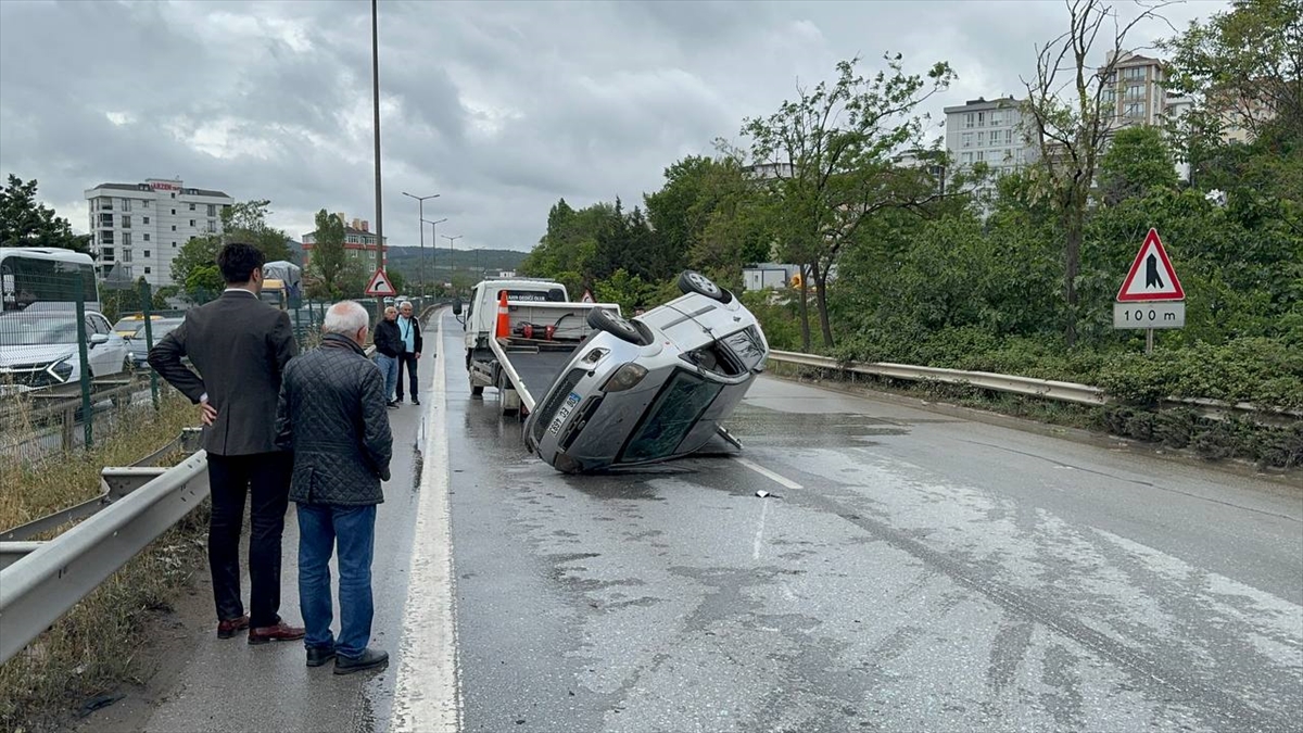 Kartal'da trafik kazasında 3 kişi yaralandı