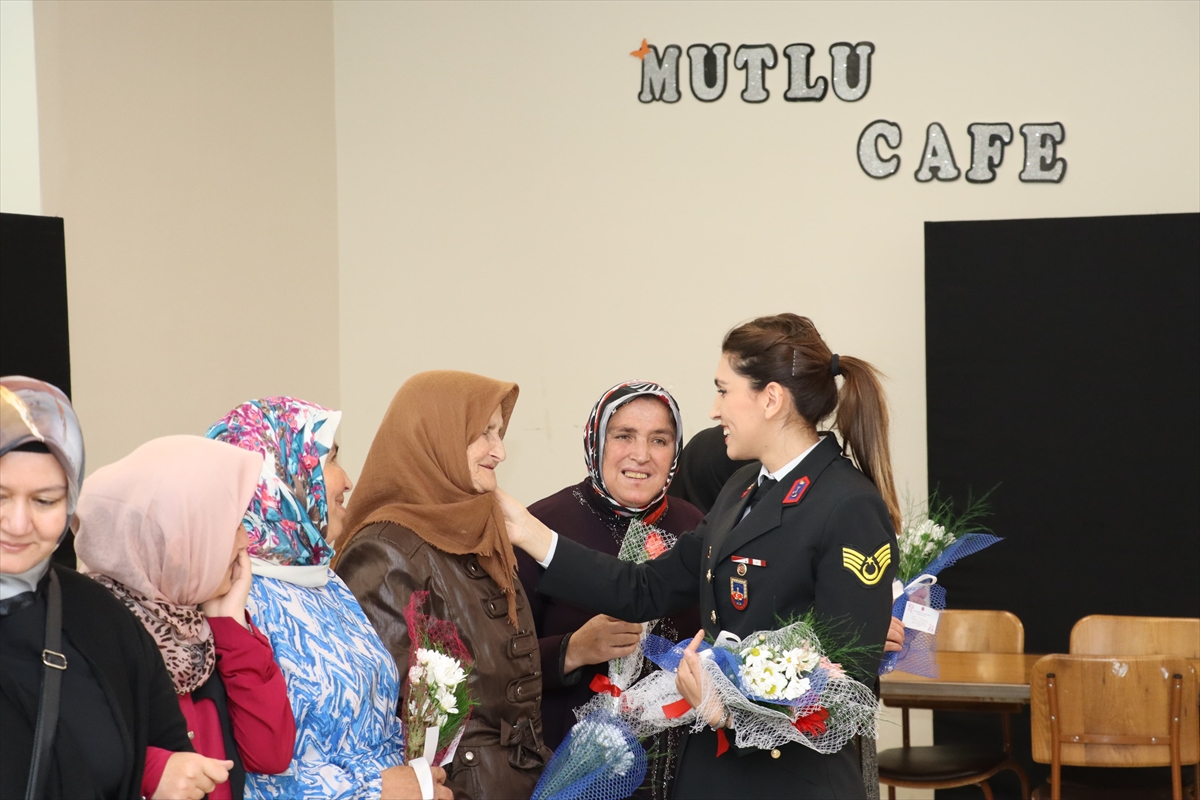 Kastamonu'da jandarma tarlada çalışan kadınların Anneler Günü'nü kutladı