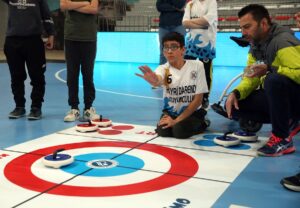 KASTAMONU (AA) – Kastamonu'da özel öğrencilerin mücadele ettiği floor curling