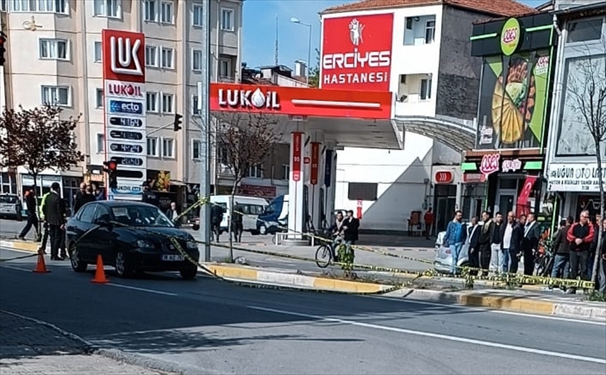 Kayseri'de bir kişi, boşandığı karısı ile eski kayınpederini silahla yaraladı
