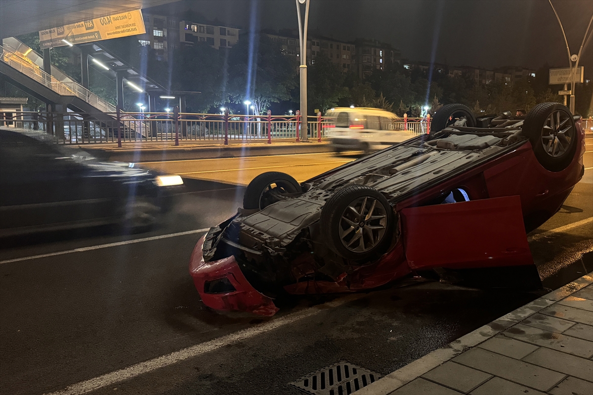 Kayseri'de çarpıştıktan sonra takla atan 2 araçtaki 3 kişi yaralandı