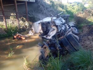 KIRKLARELİ (AA) – Kırklareli'nin Lüleburgaz ilçesinde köprüden düşen beton mikseri