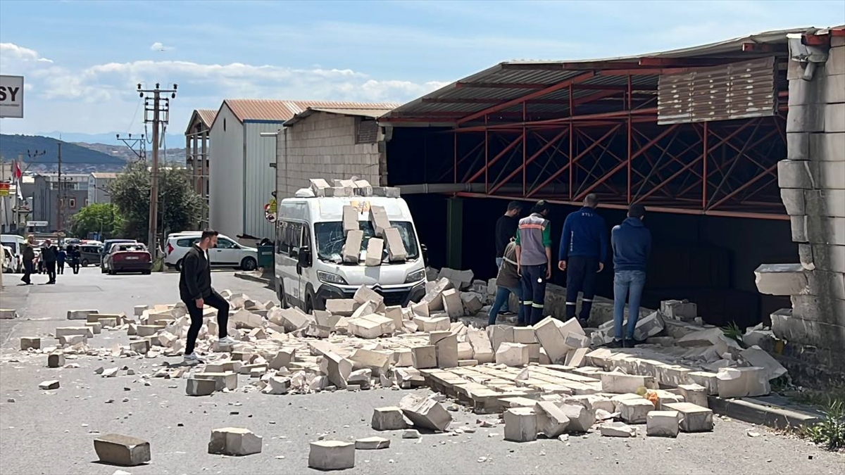 Kocaeli'de depo duvarının yıkılması sonucu 2 araç hasar gördü