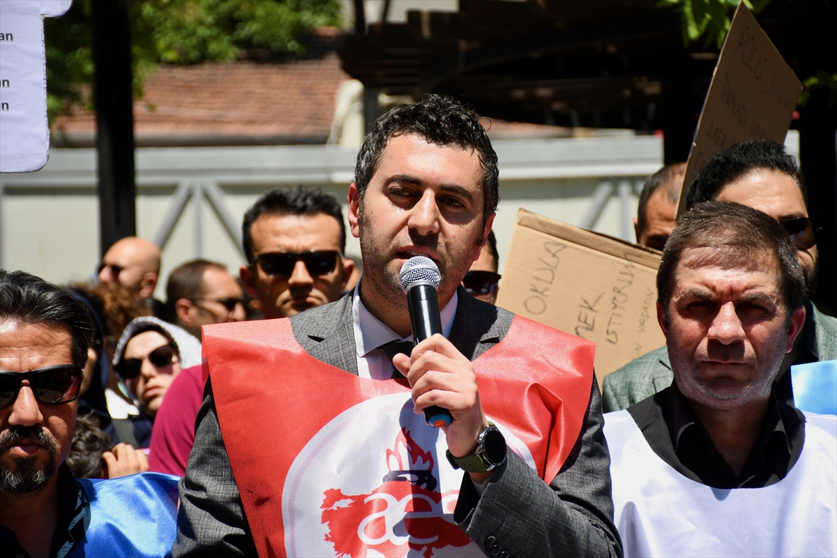Kocaeli'de eğitim sendikaları öğretmene saldırıyı protesto etti