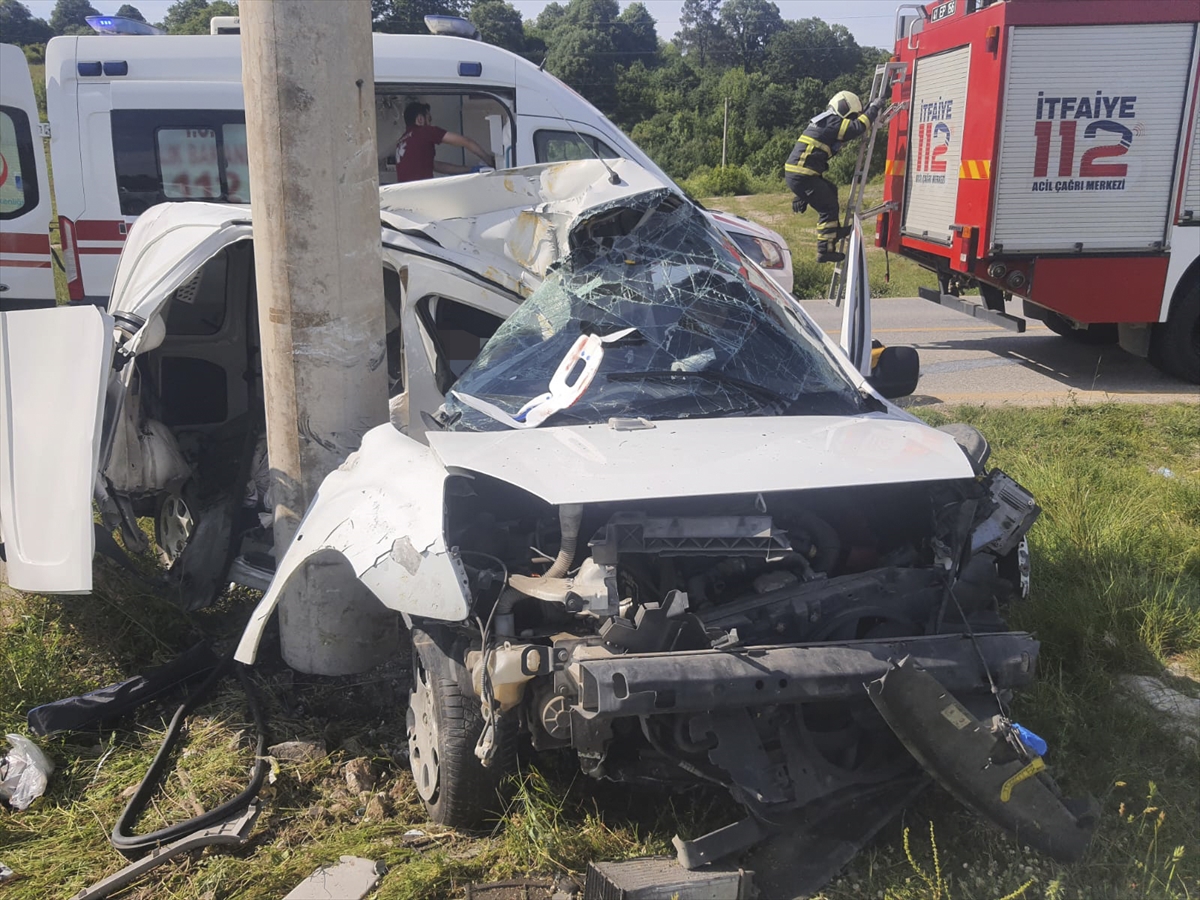 Kocaeli'de elektrik direğine çarpan panelvandaki 1 kişi öldü, sürücü ağır yaralandı