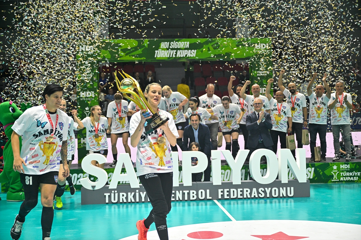 Konyaaltı Belediyespor Hentbol Kadın Takımı, Türkiye Kupası'nı düzenlenen törenle aldı