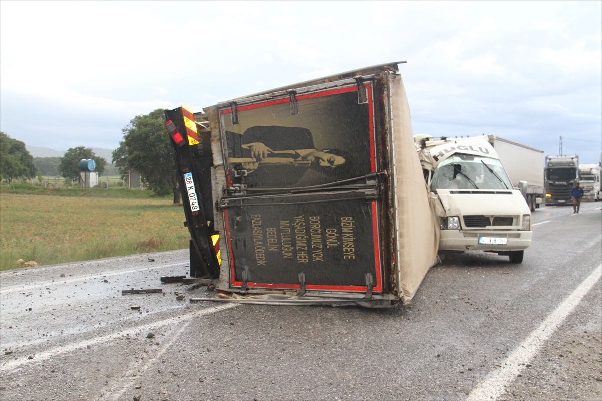 Konya'da kamyonun minibüsle çarpışması sonucu 14 kişi yaralandı