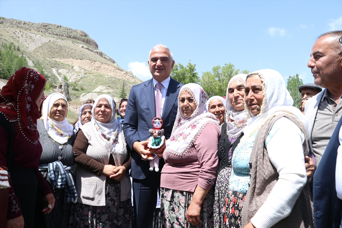 Kültür ve Turizm Bakanı Ersoy, Soğanlı Vadisi'nde ziyaretlerde bulundu