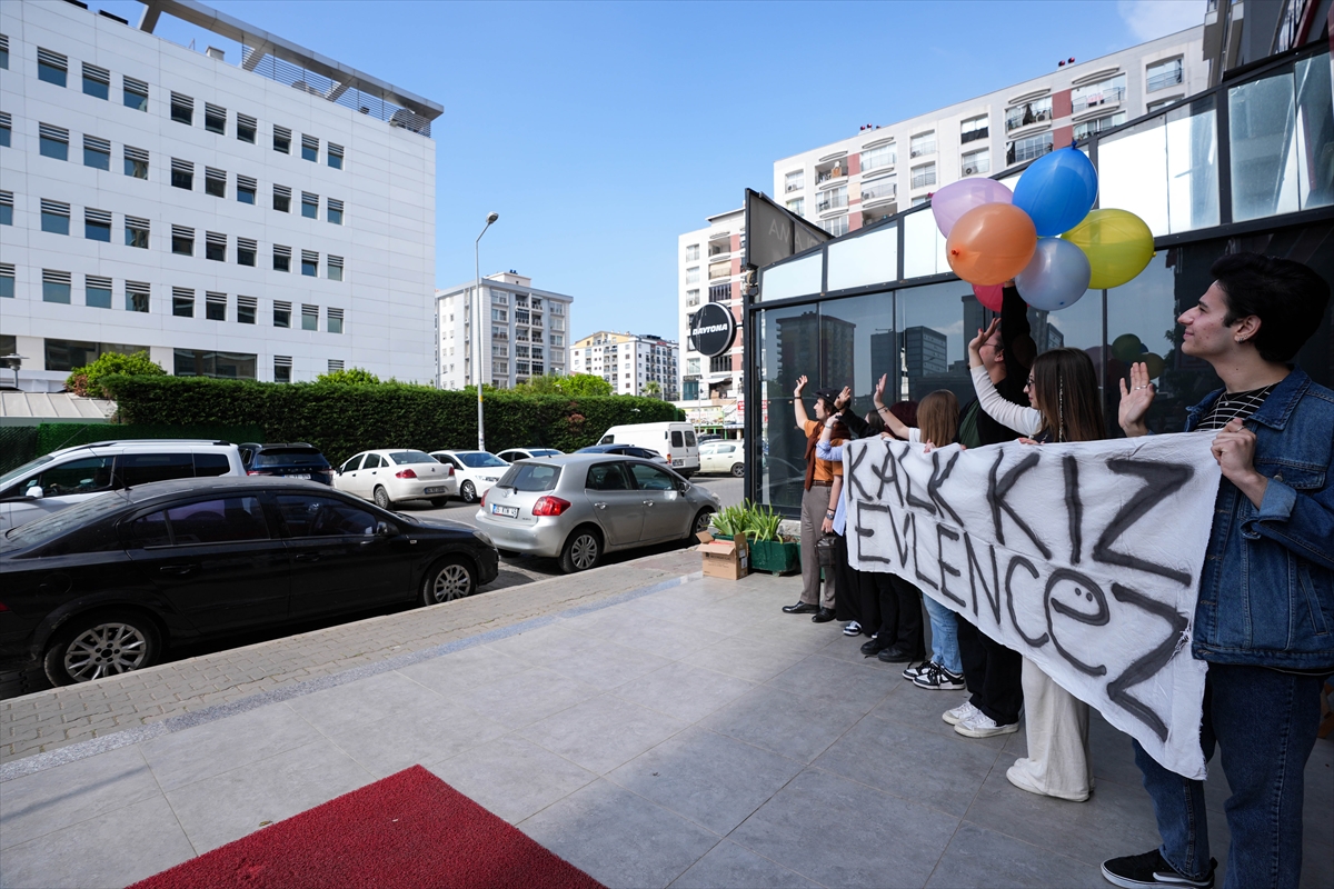 Lösemi tedavisi gören kız arkadaşına hastane odasında sürpriz evlilik teklifi