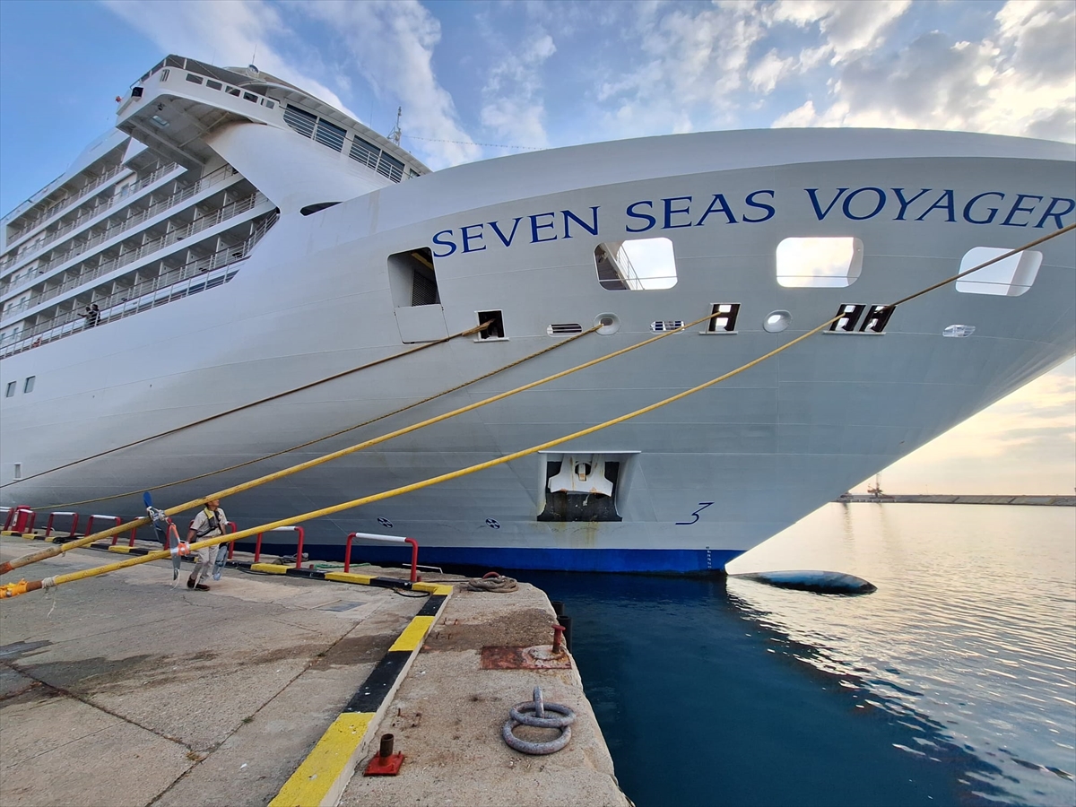 Lüks yolcu gemisi “Seven Seas Voyager” Antalya Limanı'na demirledi