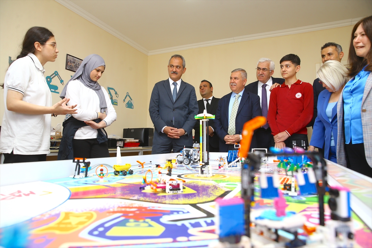 Mahmut Özer başkanlığındaki TBMM heyeti Bakü'de Türk okullarını ziyaret etti