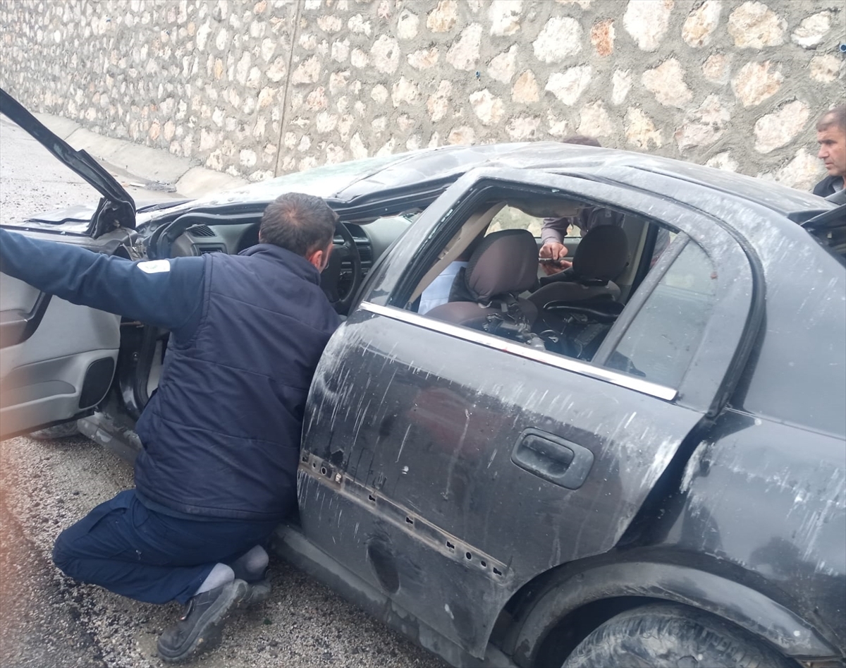 Malatya'da istinat duvarına çarpan otomobildeki 4 kişi yaralandı