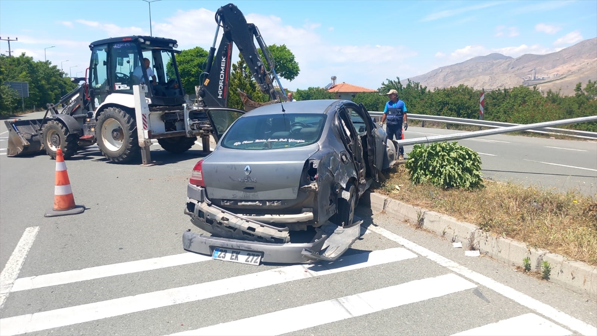 Malatya'da refüje çarpan otomobildeki 5 kişi yaralandı