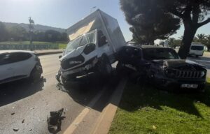 İSTANBUL (AA) – Maltepe Sahil Yolu'nda bir kamyonet ve 4